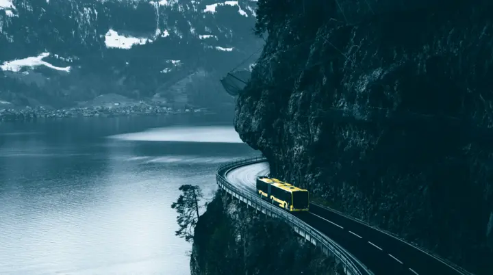 Bus in den Alpen | © sandro-antonietti-unsplash