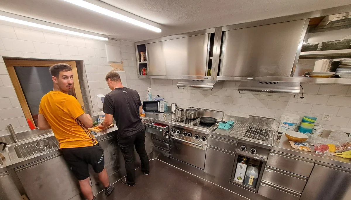 Nachtessen-Bereitung in Profiküche der Jugendherberge Trin | © DAV Sektion Altdorf - Jan Kürschner