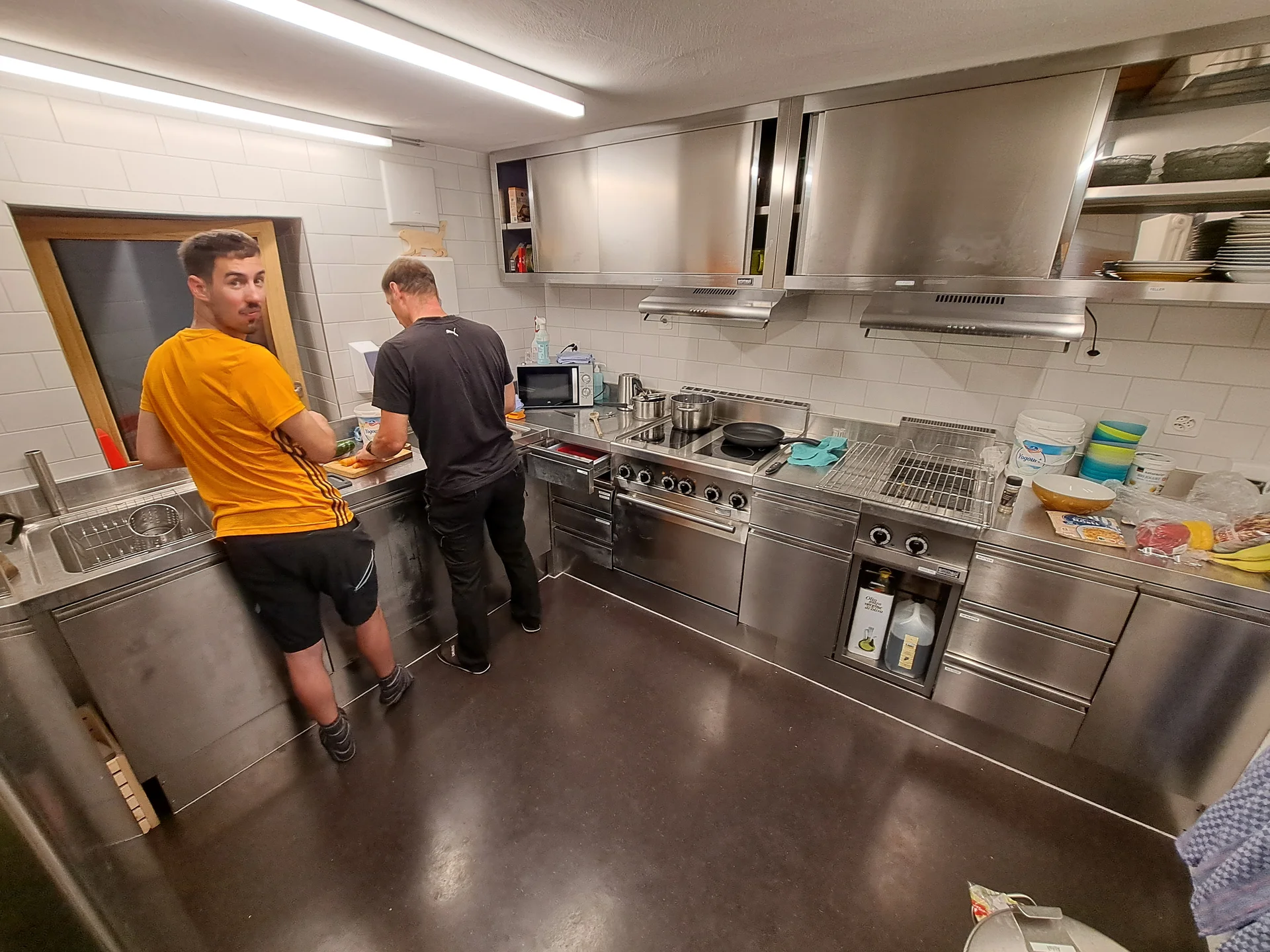 Nachtessen-Bereitung in Profiküche der Jugendherberge Trin | © DAV Sektion Altdorf - Jan Kürschner