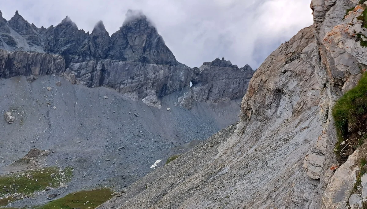 Blick ins Welterbe Tektonik an Piz Segnas mit Martinsloch | © DAV Sektion Altdorf - Jan Kürschner
