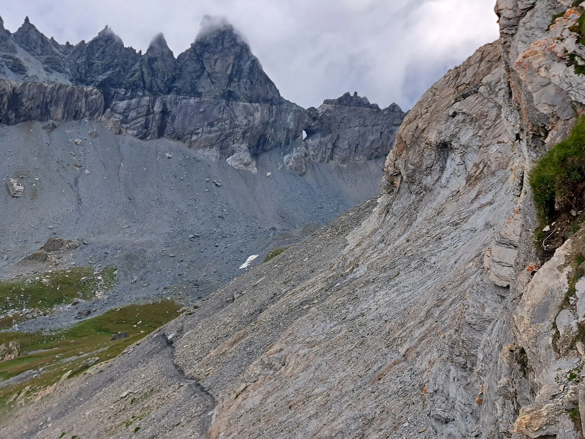 Blick ins Welterbe Tektonik an Piz Segnas mit Martinsloch | © DAV Sektion Altdorf - Jan Kürschner