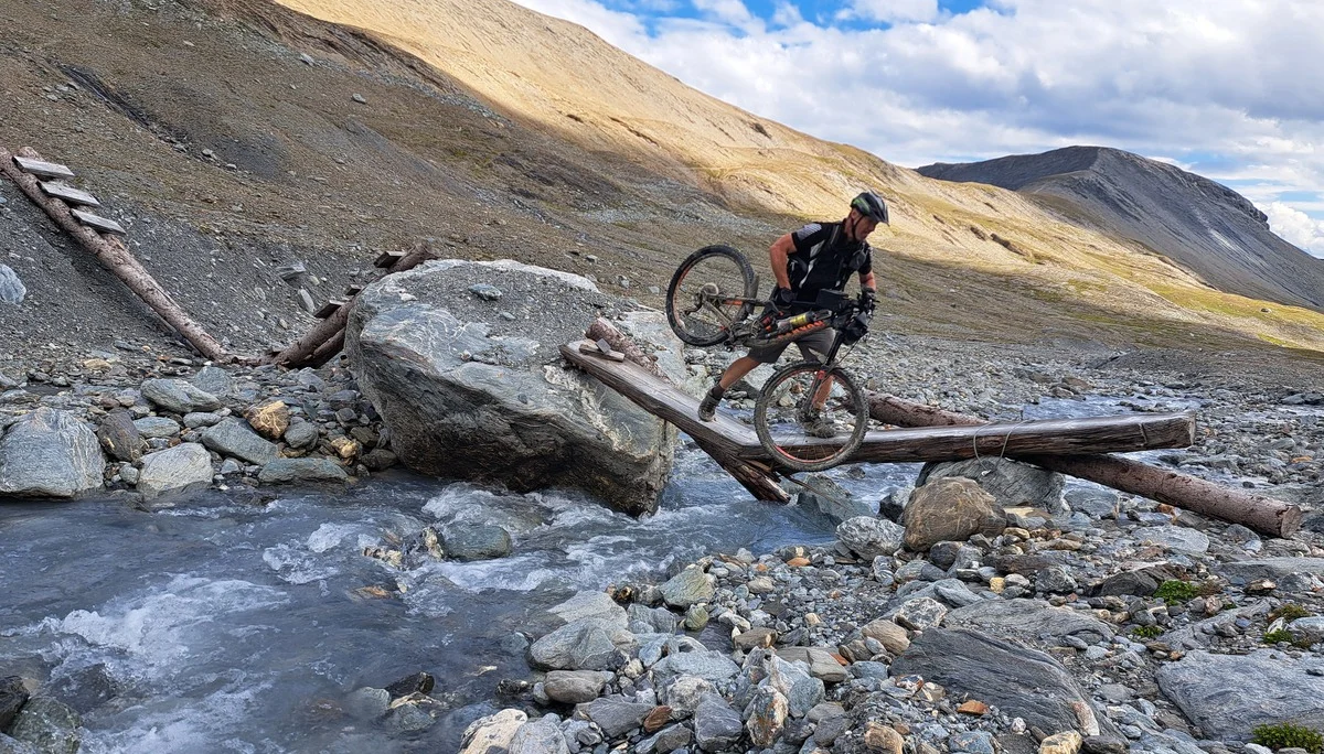 Bachquerung über verfallene Brücke  | © DAV Sektion Altdorf - Jan Kürschner