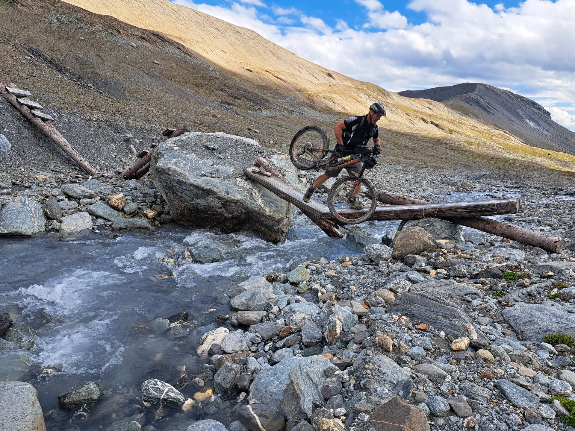 Bachquerung über verfallene Brücke  | © DAV Sektion Altdorf - Jan Kürschner