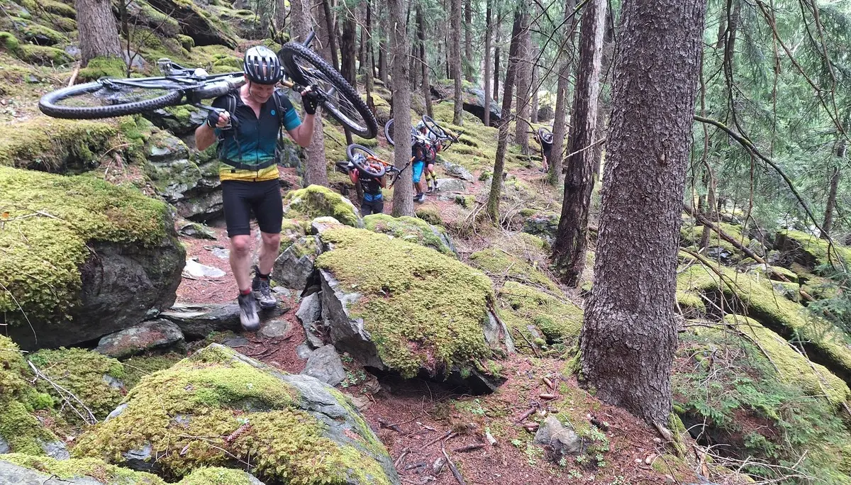 MTB-Tragen auf flachen Wegen | © DAV Sektion Altdorf - Jan Kürschner