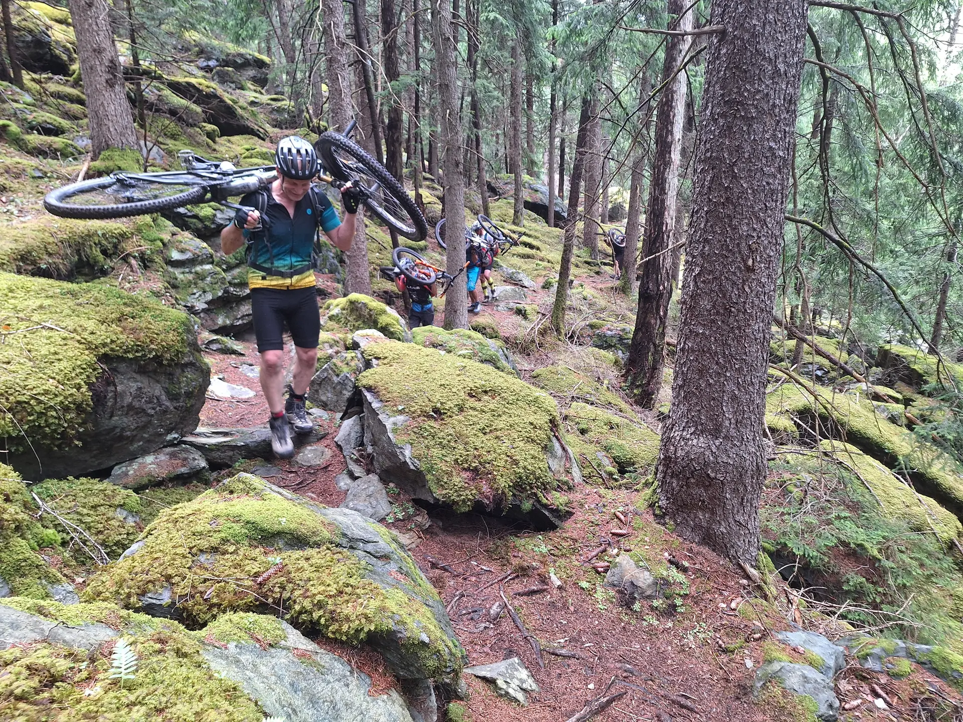MTB-Tragen auf flachen Wegen | © DAV Sektion Altdorf - Jan Kürschner