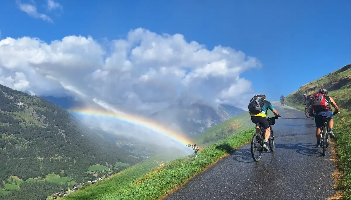 angenehme Auffahrt auf Teer mit Sonne und Regenbogen | © DAV Sektion Altdorf - Jan Kürschner