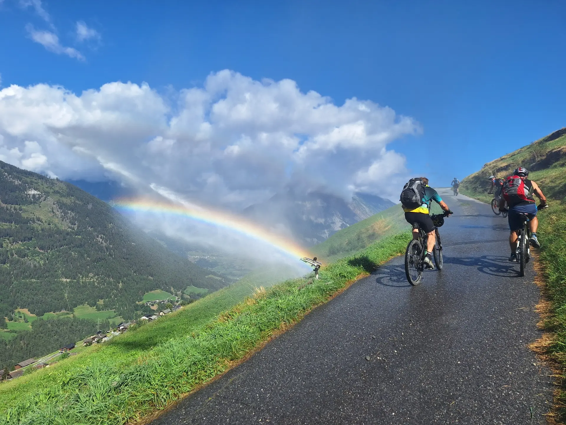 angenehme Auffahrt auf Teer mit Sonne und Regenbogen | © DAV Sektion Altdorf - Jan Kürschner