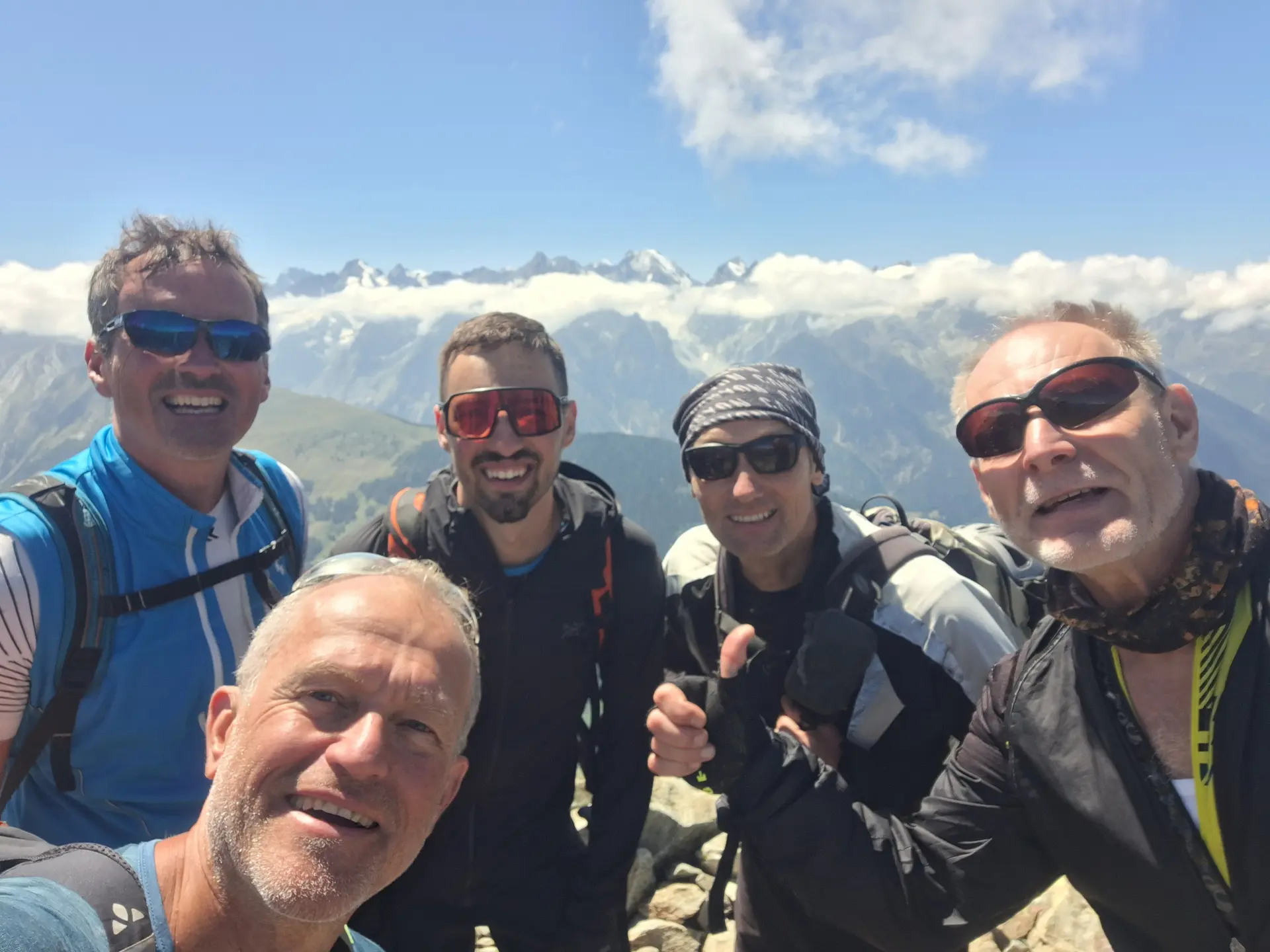 Gruppefoto am Mt. Brule (25 72m) mit Mt. Blanc Kette | © DAV Sektion Altdorf - Jan Kürschner