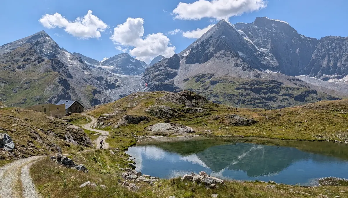 Cabane de Chanroin (2462m) mit Hüttensee | © DAV Sektion Altdorf - Sebastian Veigl