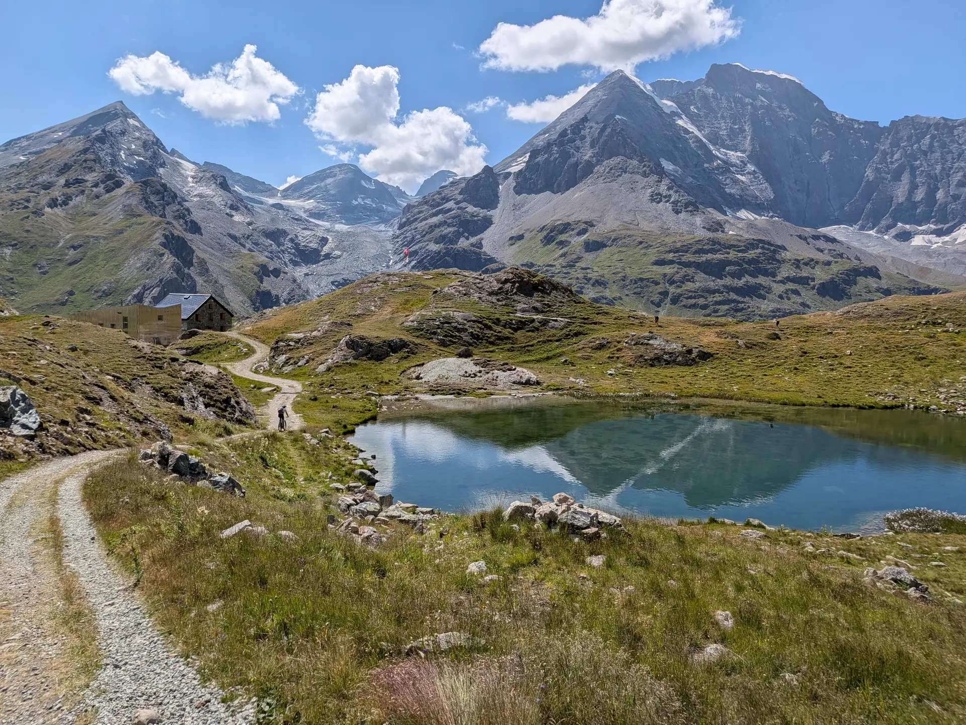 Cabane de Chanroin (2462m) mit Hüttensee | © DAV Sektion Altdorf - Sebastian Veigl