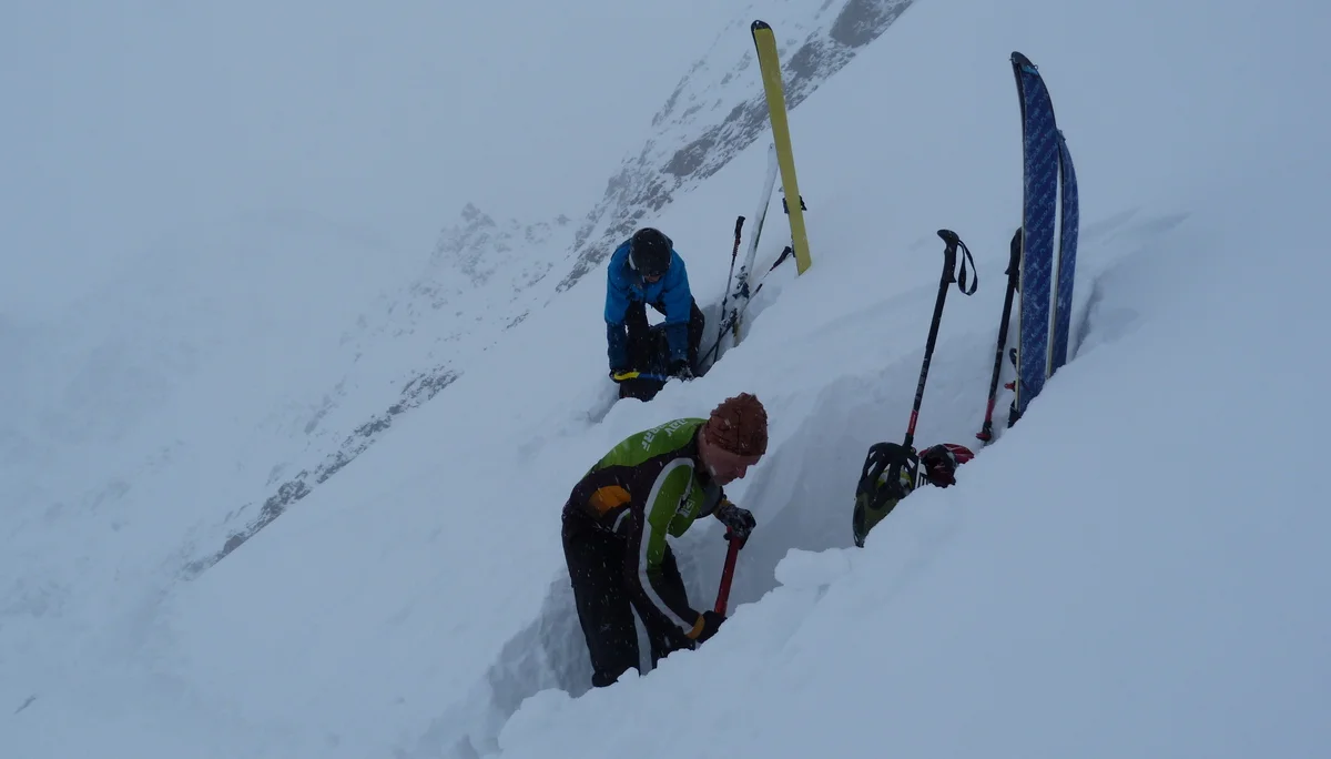 Schneeunterstand bauen | © DAV Sektion Altdorf - Jan Kürschner