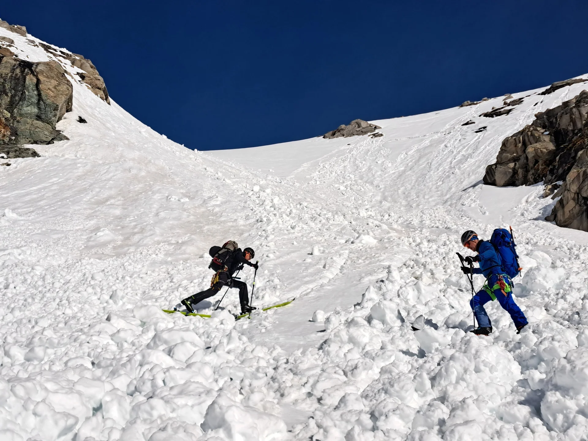 Steilrinne mit altem Lawinenschnee | © DAV Sektion Altdorf - Jan Kürschner