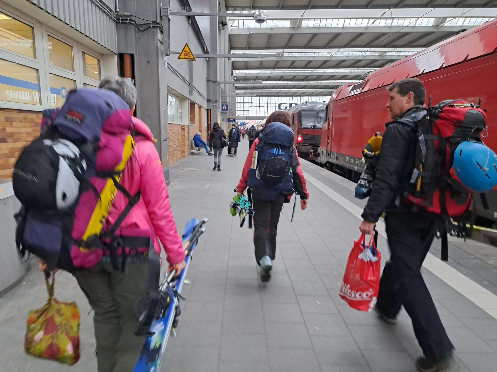 mit Minimalgepäck auf Skitourenstiefeln | © DAV Sektion Altdorf - Jan Kürschner